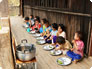 写真：山岳民族の保育所、子供たちの給食風景