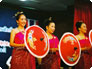 写真:民族舞踊を披露するタイの高校生