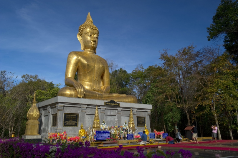 ブッダ・ウッタヤン公園とプラ・モンコン・ミンムアン仏像（通称プラ・ヤイ）