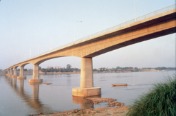 タイ・ラオス友好橋（タイ-ラオス国境）