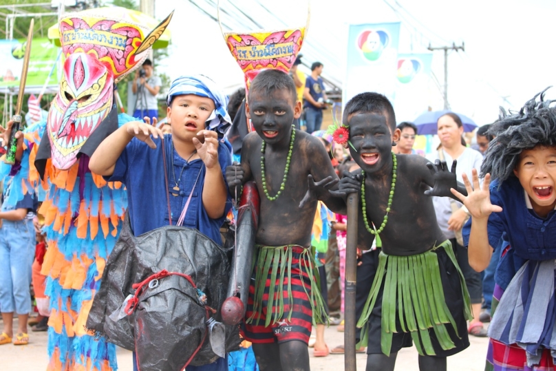 色鮮やかな精霊たちのパレードは圧巻！「ピーターコーン祭り」