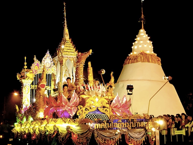 タイで最も美しい祭り「ロイクラトン祭り」を巡る