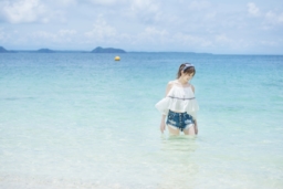 ミュージシャン・梅村妃奈子（ひなんちゅ）さんの旅動画「愉しむタイ」予告編を公開