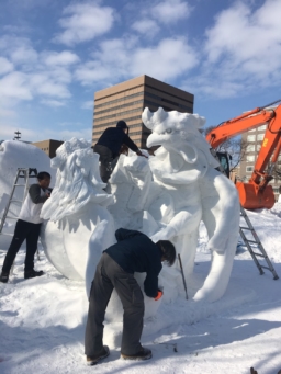 【札幌】雪の塊が タイの伝統的な闘鶏「ガイ・チョン」になっていく様子