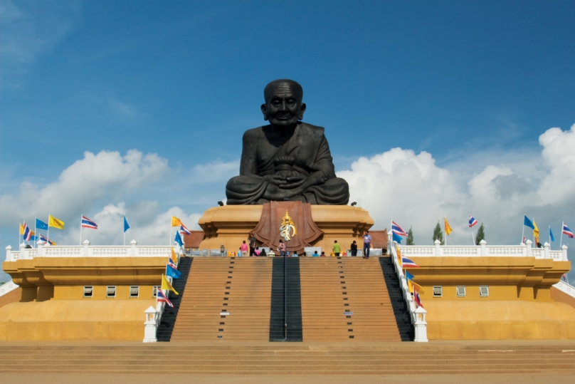 ワット・フアイモンコン (僧侶の巨大像）