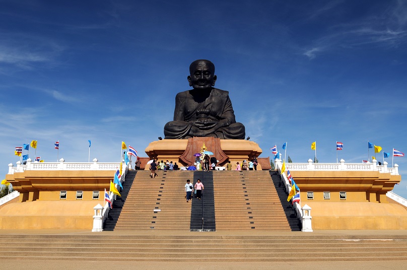 ワット・フアイモンコン (僧侶の巨大像）