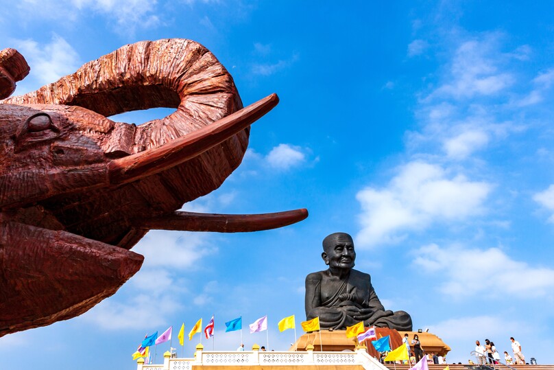 ワット・フアイモンコン (僧侶の巨大像)