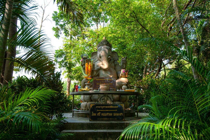 ワット・フアイモンコン (僧侶の巨大像)