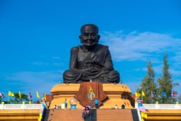 ワット・フアイモンコン (僧侶の巨大像)