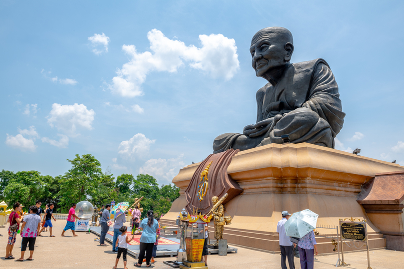 ワット・フアイモンコン (僧侶の巨大像)