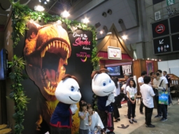 【写真で見る】『ツーリズムEXPOジャパン2018』TATブースはタイシルクと恐竜のふるさと「カラシン県」がテーマ