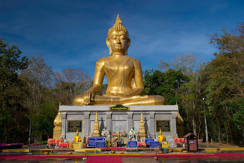 ブッダ・ウッタヤン公園とプラ・モンコン・ミンムアン仏像（通称プラ・ヤイ）
