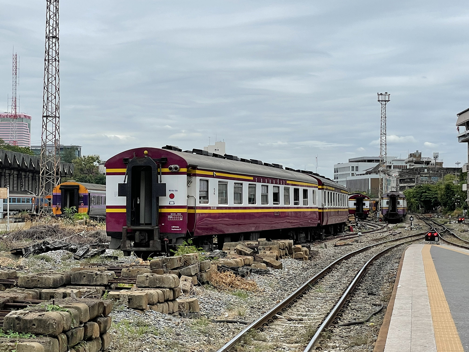 フアランポーン駅 タイ国鉄の行先標示板サボ (サイドボード)