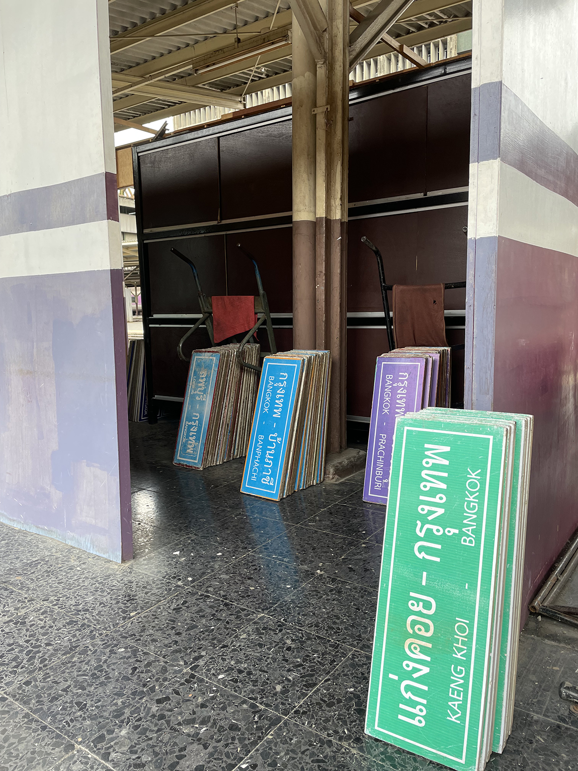 フアランポーン駅 タイ国鉄の行先標示板サボ (サイドボード)