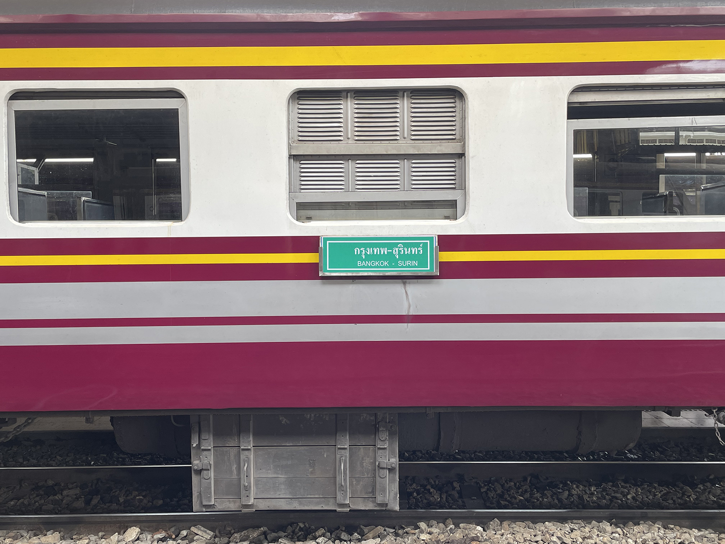 フアランポーン駅 タイ国鉄の行先標示板サボ (サイドボード)