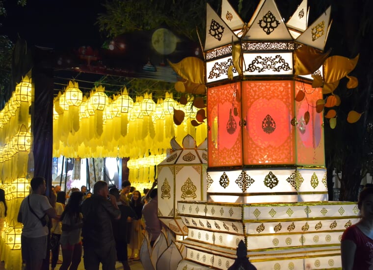 チェンマイ・イーペン祭り (ロイクラトン祭り)