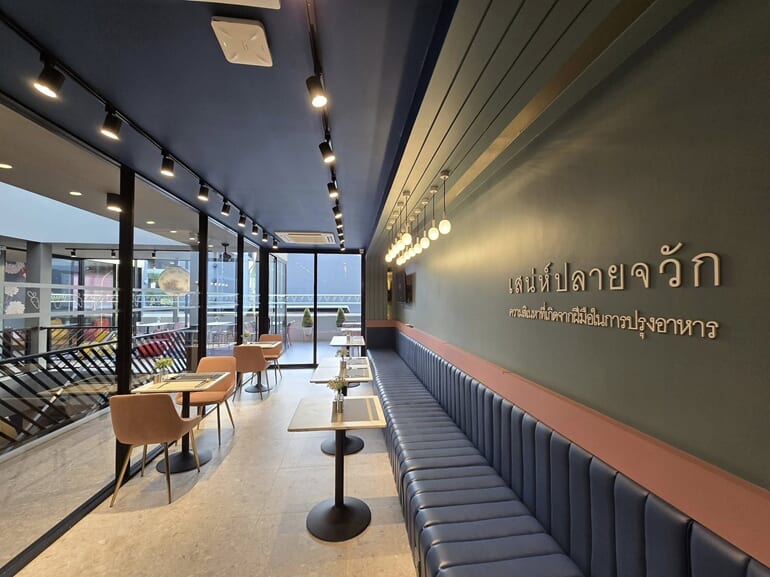 アーニ・ハー・レディース・ホテル