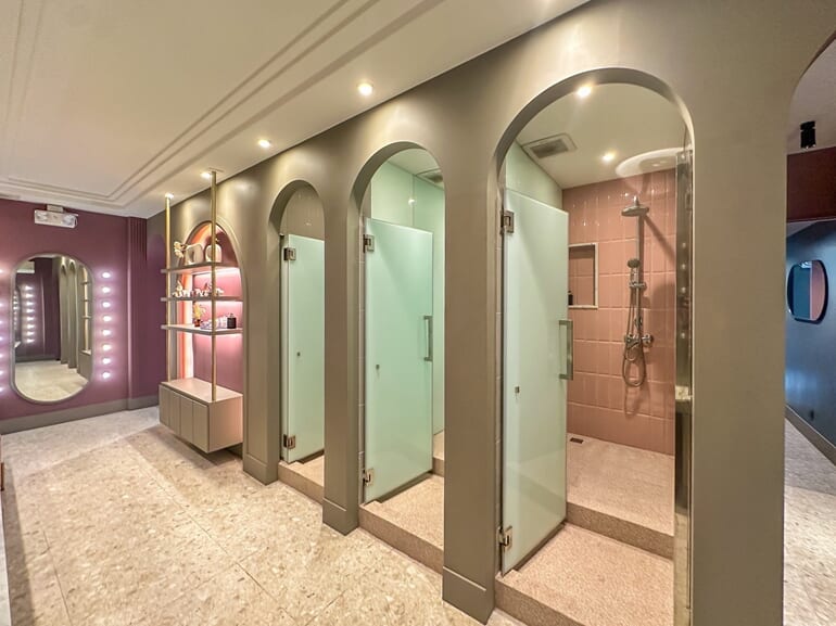 アーニ・ハー・レディース・ホテル