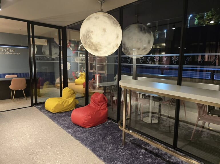 アーニ・ハー・レディース・ホテル