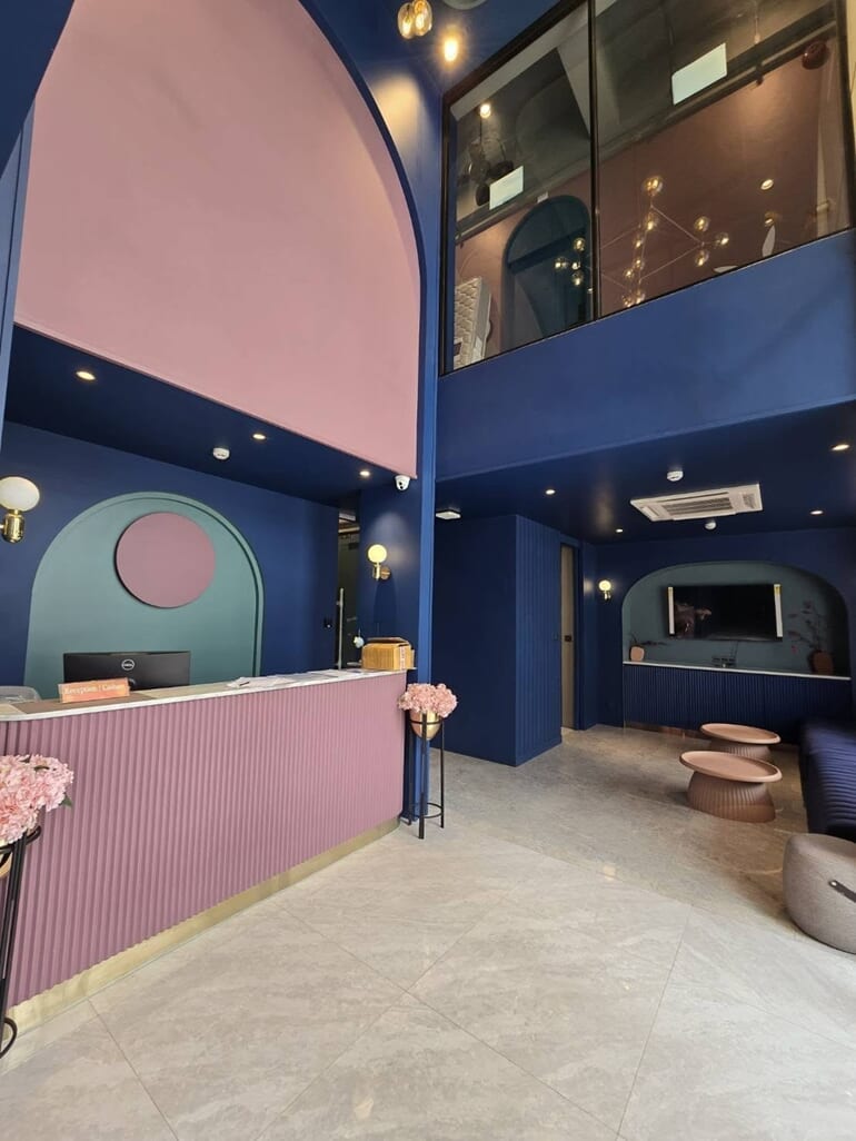 アーニ・ハー・レディース・ホテル