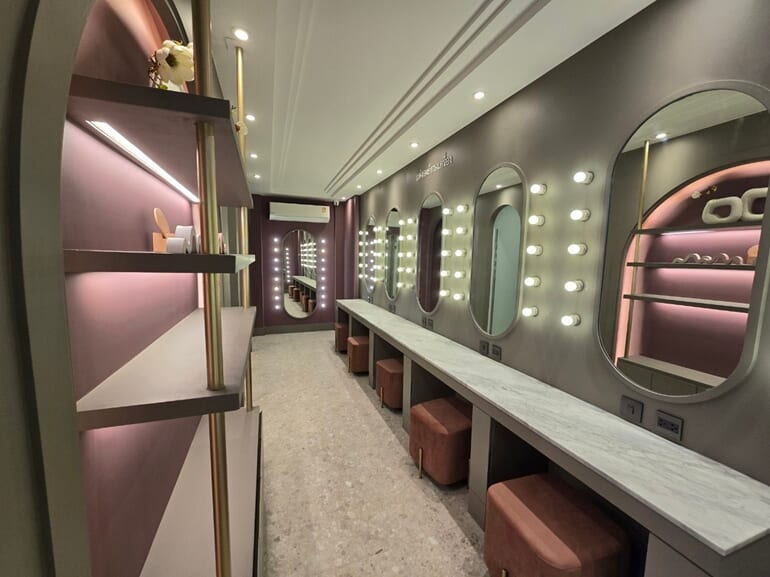 アーニ・ハー・レディース・ホテル