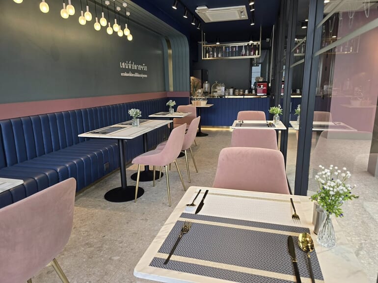 アーニ・ハー・レディース・ホテル