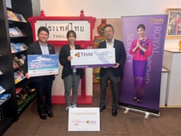【写真で見る】タイ国際航空で行く「プーケット往復航空券」当選者へ贈呈